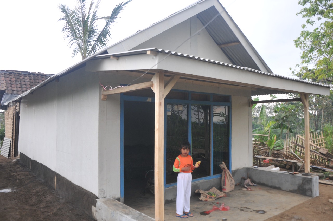 Warga Bersama Anaknya Menempati Rumah Barunya