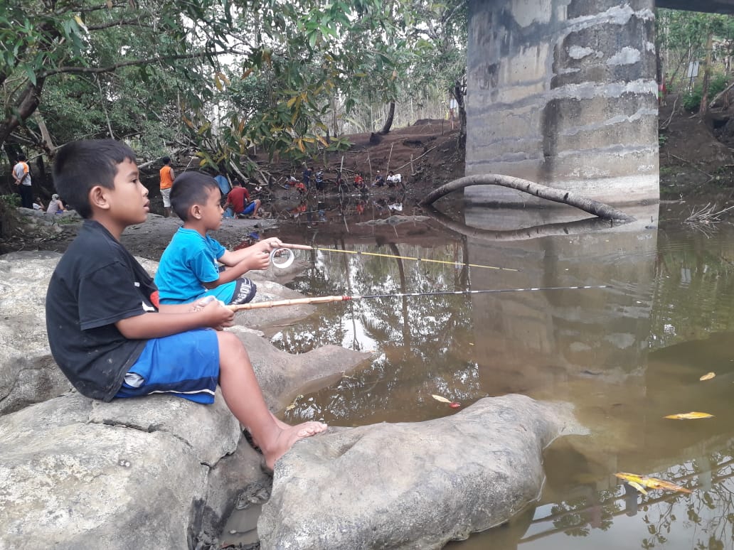 Anak-anak Desa Pun Kini Jadi Mancing Mania