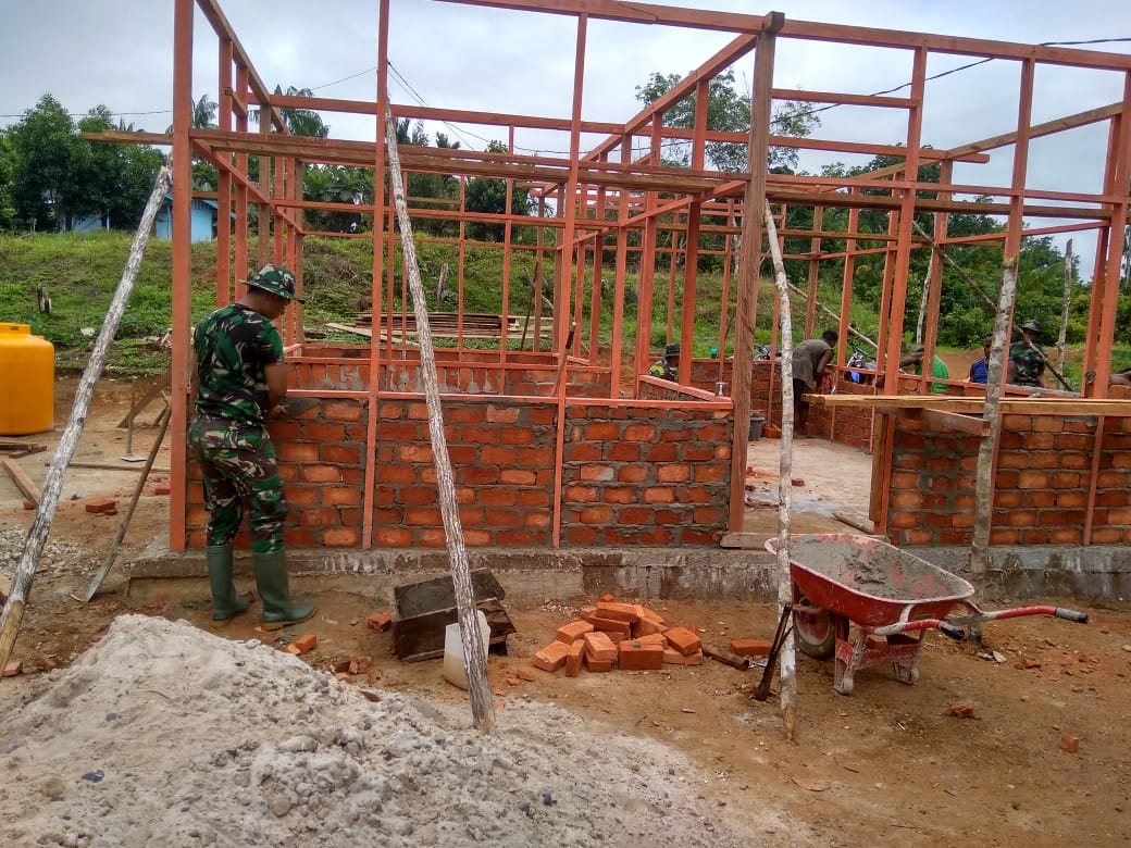 CINTA KASIH DI PAPUA,SATGAS YONIF 406 BANGUN RUMAH WARGA
