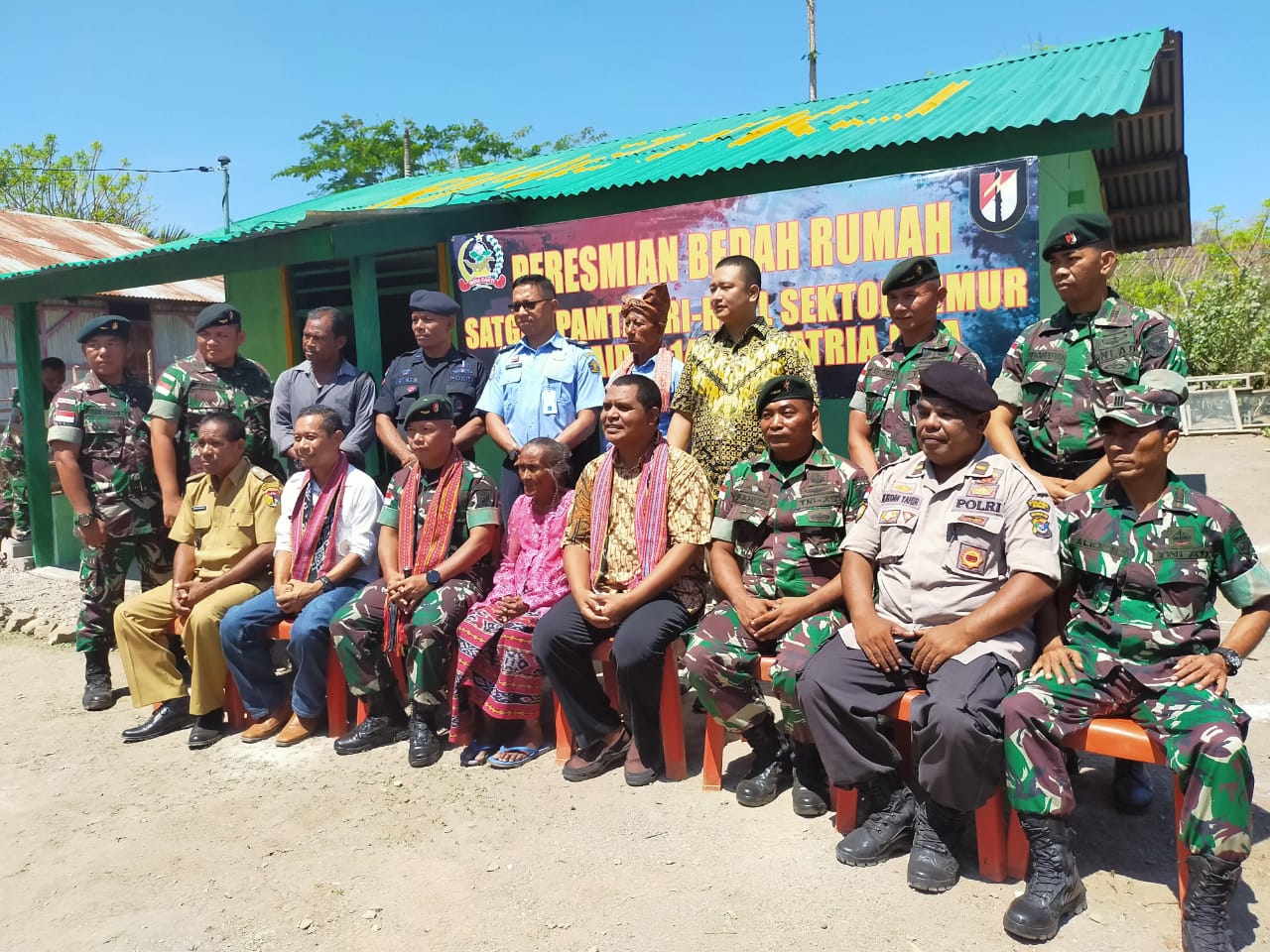 SATGAS YONIF R 142/KJ RESMIKAN HASIL BEDAH RUMAH TIDAK LAYAK HUNI, PENGOBATAN DAN PEMBAGIAN SEMBAKO GRATIS SERTA KHITANAN MASSAL DI PERBATASAN