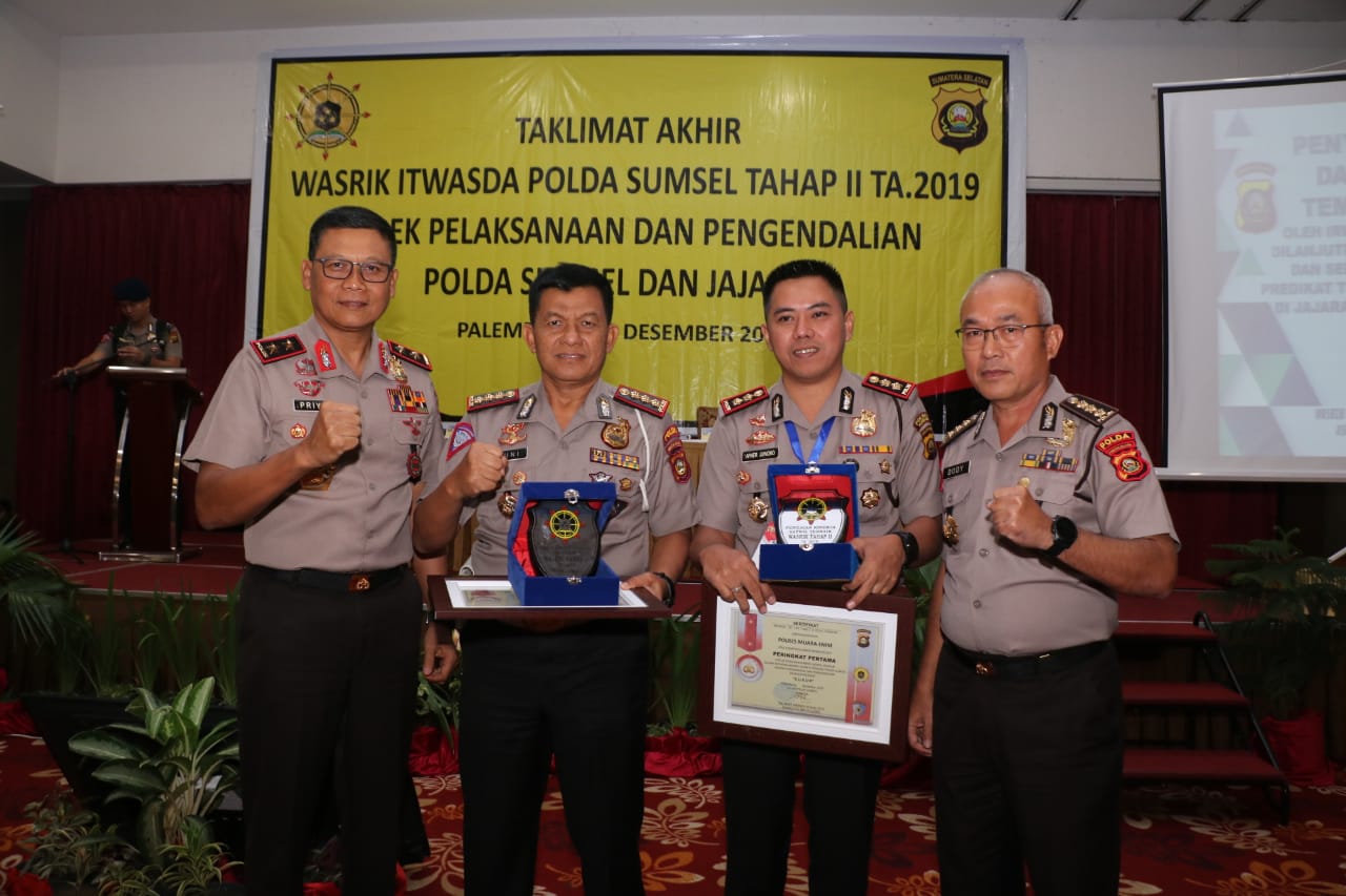 Kapolda Berikan Penghargaan Berupa Plakat Kepada Dirlantas Untuk Sertifikat Diberikan Ke Polres Muaraenim