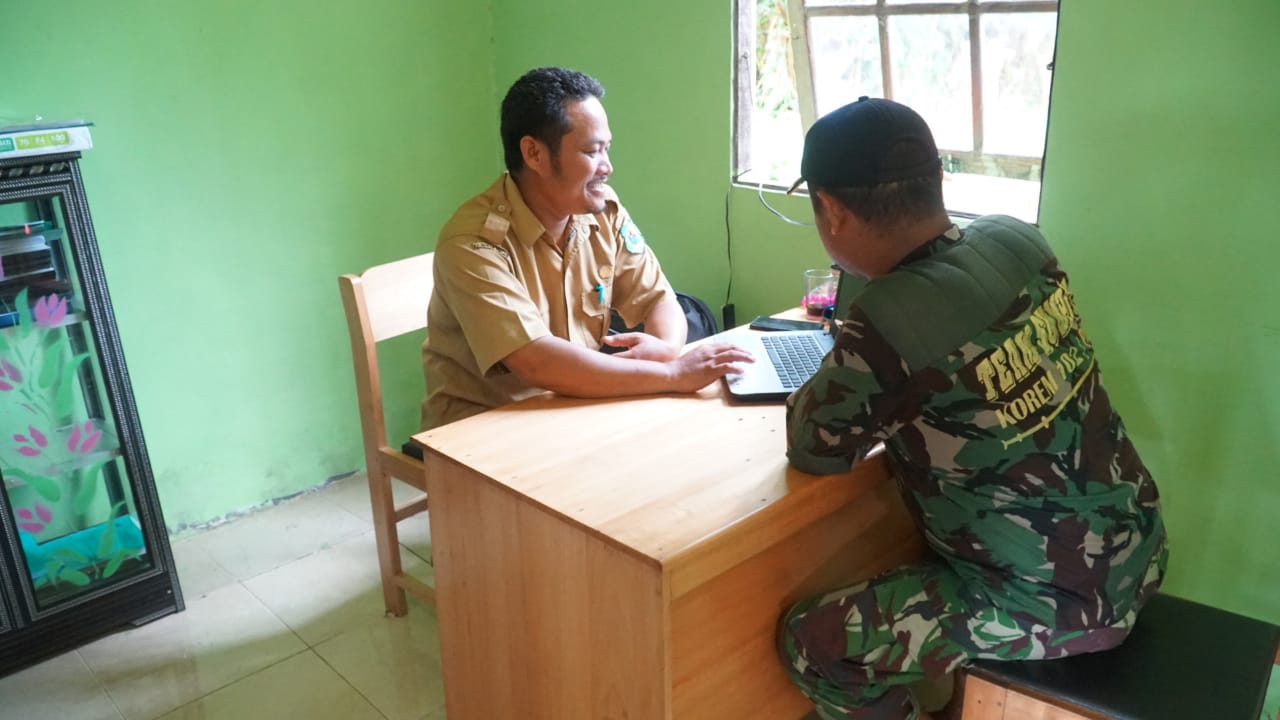 20.Sekdes bpk. Muchlisin dengan babinsa koptu M.gazali