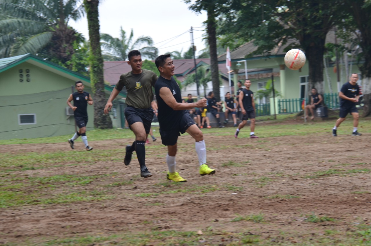 TIM SEPAK BOLA GAPO TEKUK LUTUT TIM DENPOM PALEMBANG