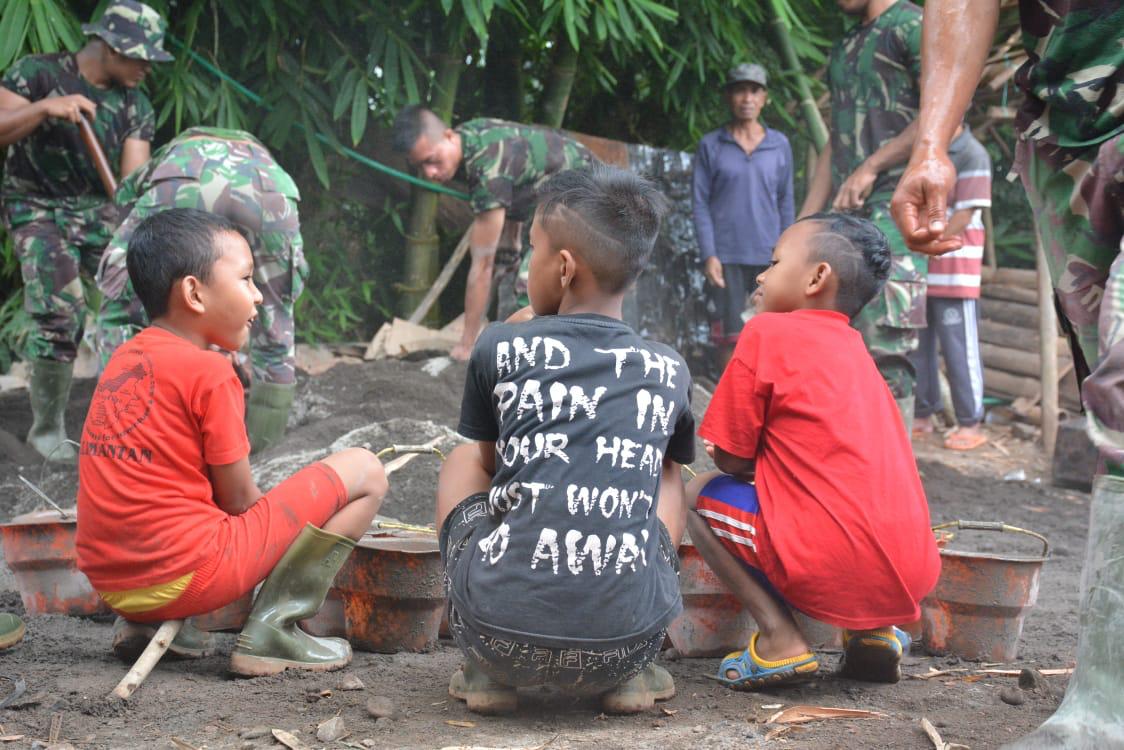 Aksi Bocah dan Satgas TMMD 107
