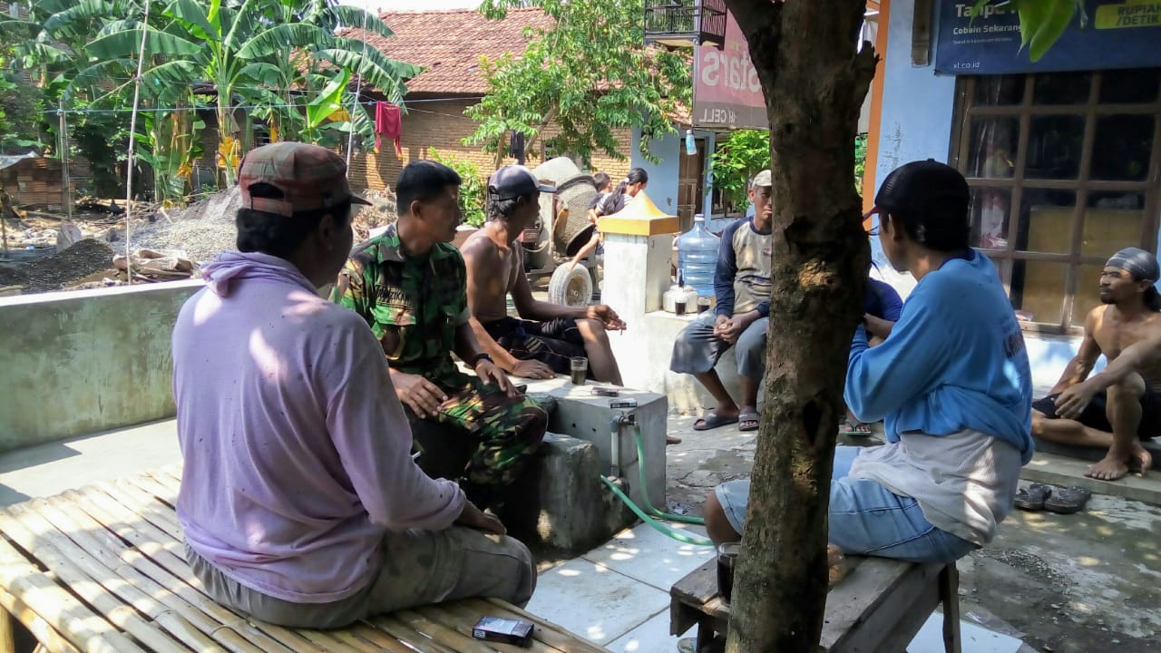 Dengan Memanfaatkan Waktu Selanya Anggota Satgas Berkomunikasi Sosial Dengan Warga Kedungsari.