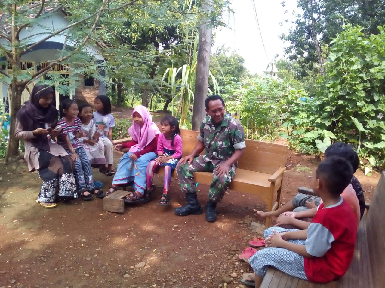 Anak-Anak Desa Kedungsari Semakin Akrab Dengan Anggota Satgas TMMD