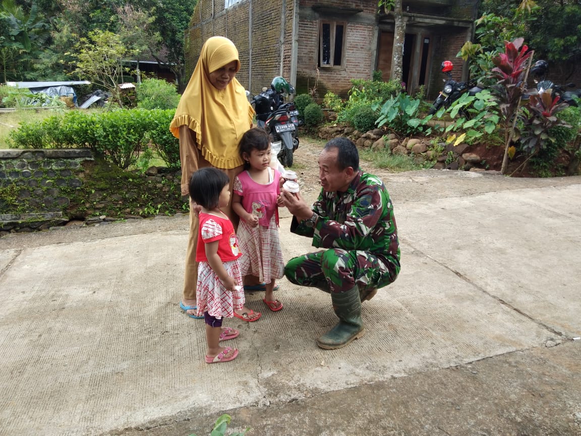 Tentara Bersama Anak Kecil Memberikan Es Cream.