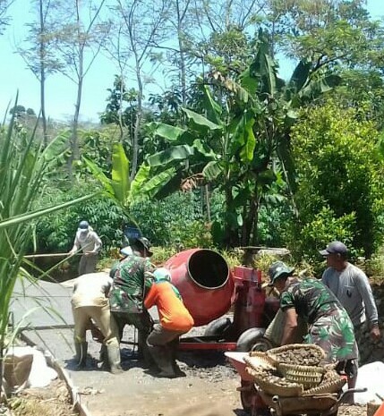 Bersama Warga Satgas TMMD Melaksanakan Pengecoran Jalan