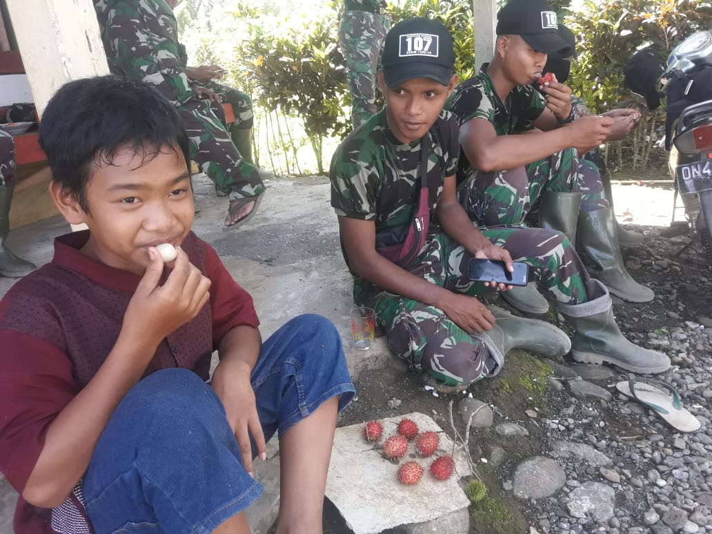 Cipto Bagi-bagi Rambutan untuk Anggota Satgas