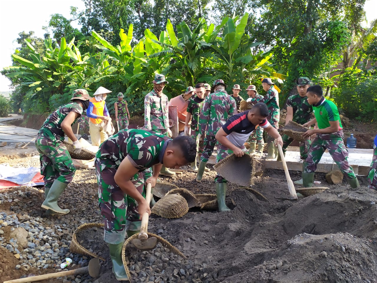 Semangat Satgas TMMD Akan Bermanfaat Warga Kedungsari.