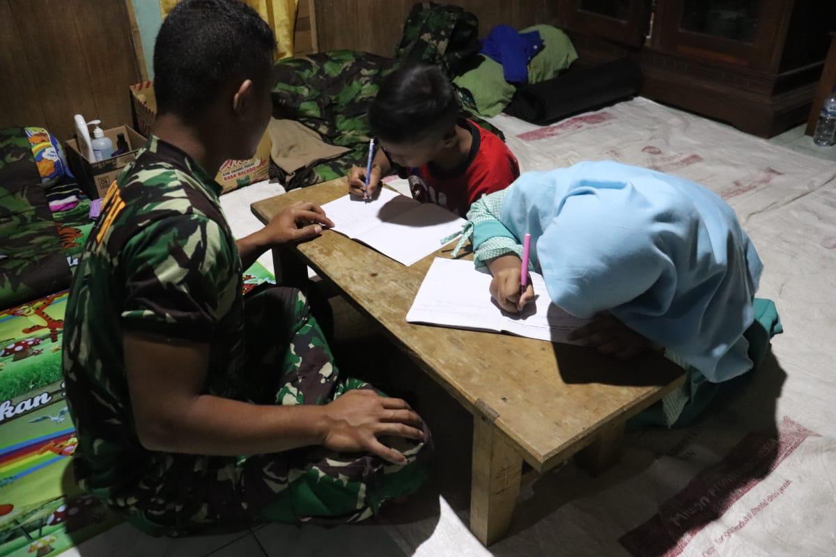 Anggota Satgas TMMD juga tidak canggung menjadi guru dirumah