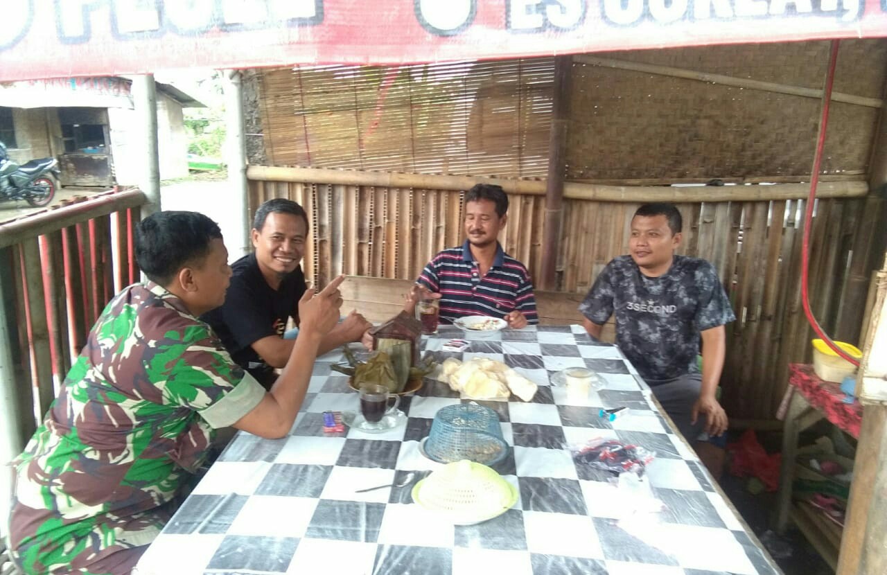 Menjalin Keakraban Dengan Warga Di Warung Bapak Wahyudi