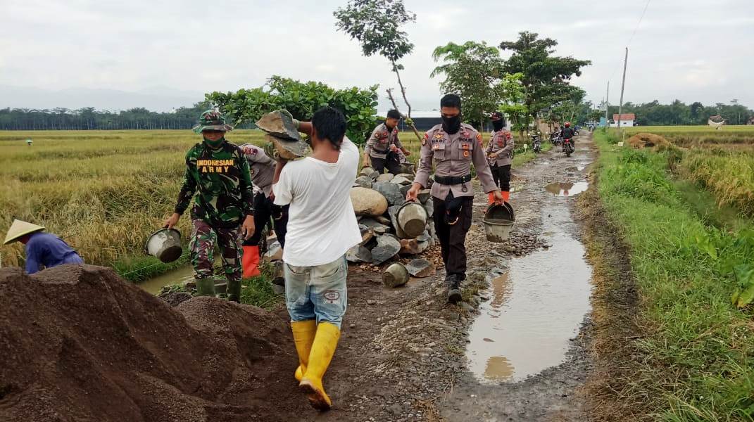 Perlu Diacungi Jempol Sinergitas TNI-Polri Di Lokasi TMMD