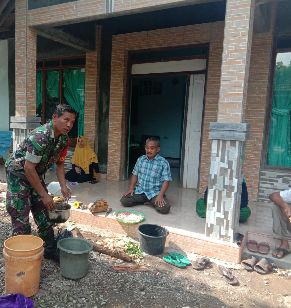 Pupuk Buatan Satgas TMMD Alternatif Kelangkaan pupuk