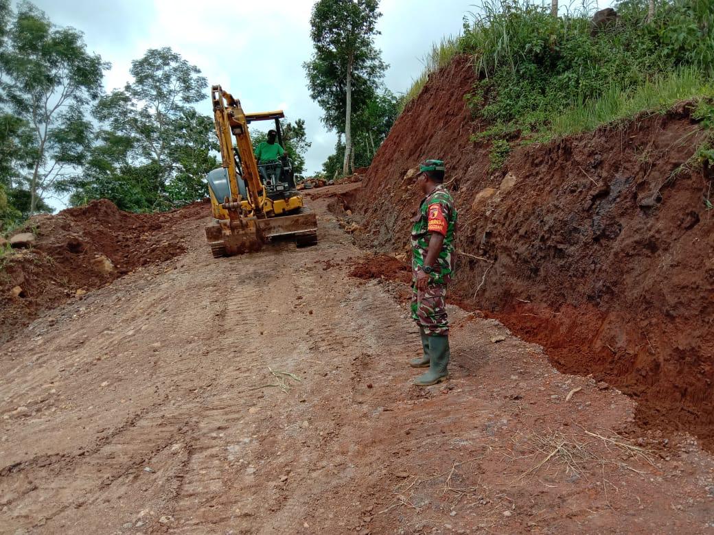 JAMIN KESELAMATAN WARGA DAN OPERATOR EKSKAVATOR BABINSA KOWI LANGSUNG AWASI DI LOKASI