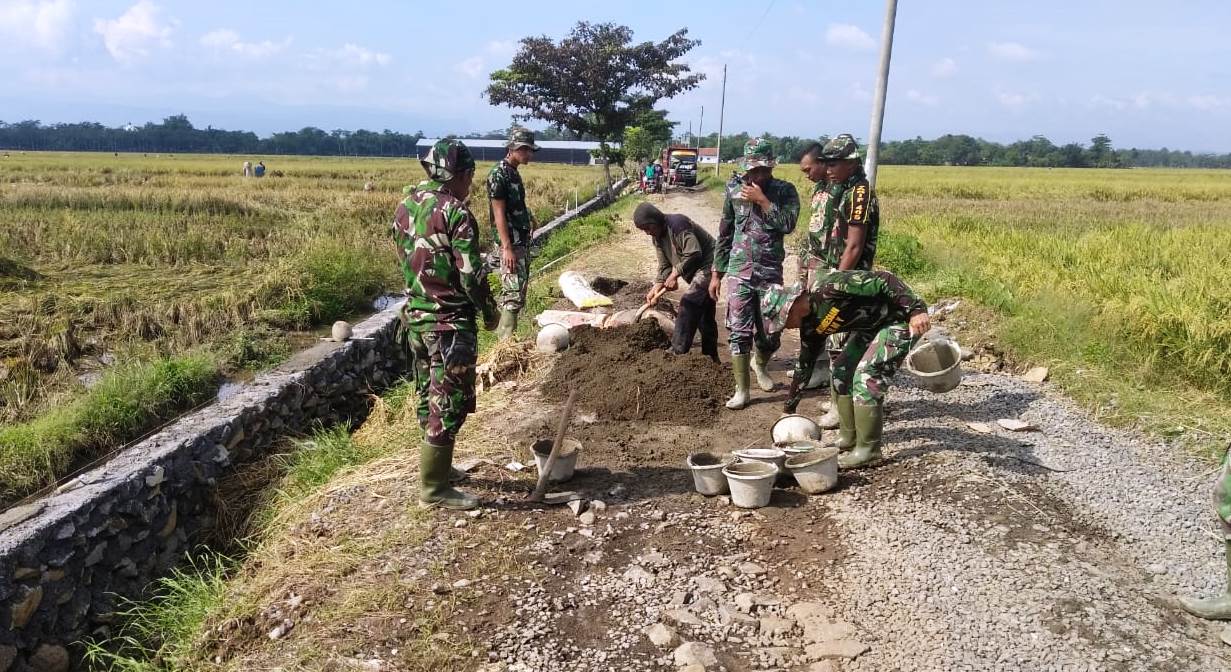 TNI Terus “Keroyok” Talud TMMD