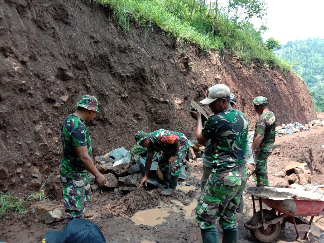 ANGGOTA SATGAS TMMD 107 TETAP SEMANGAT WALAUPUN CUACA PANAS HUJAN