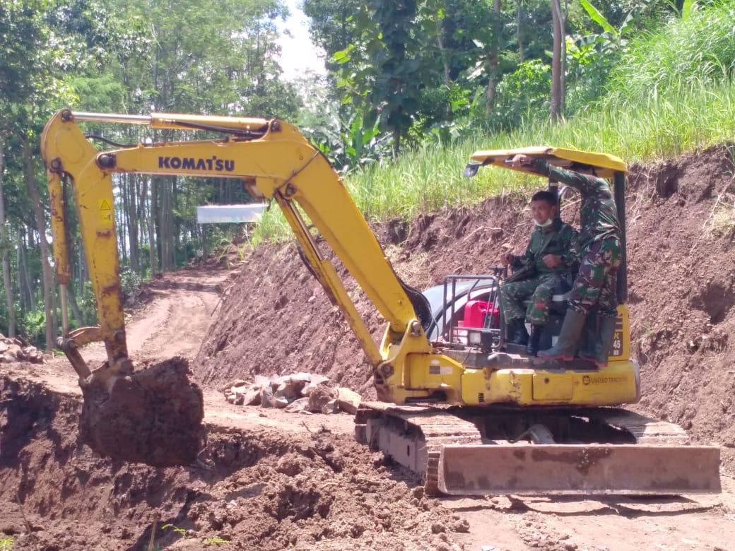 EXCAVATOR JADI SAHABAT SEJATI TNI DAN WARGA DI TMMD KE-107
