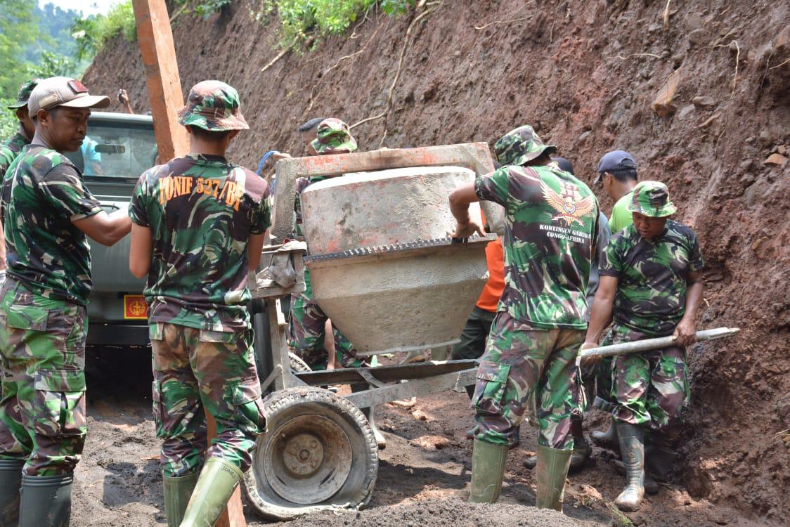 Percepatan Pembangunan Plengsengan Dengan Mesin Molen.