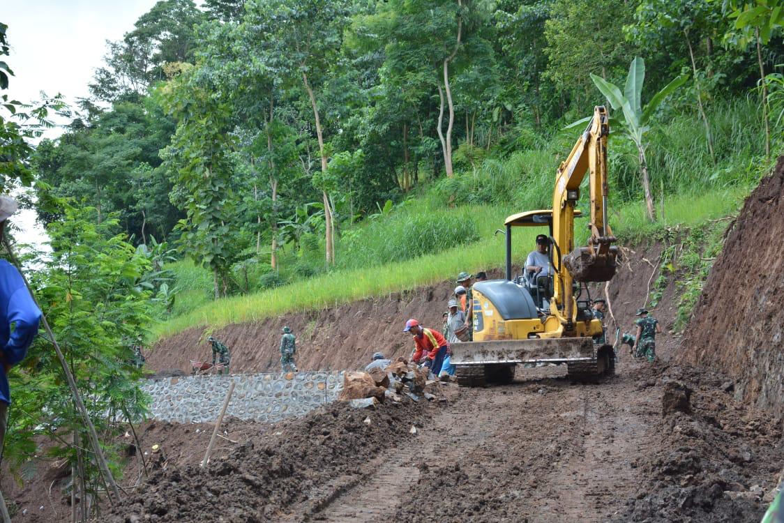 Realisasikan Kenyamanan dan Keamanan Jalan Baru Dengan Bangun Plengsengan.
