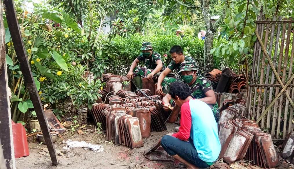 Genteng Pun Juga Dicat, Saat TNI Merehab Rumah Puji Astuti