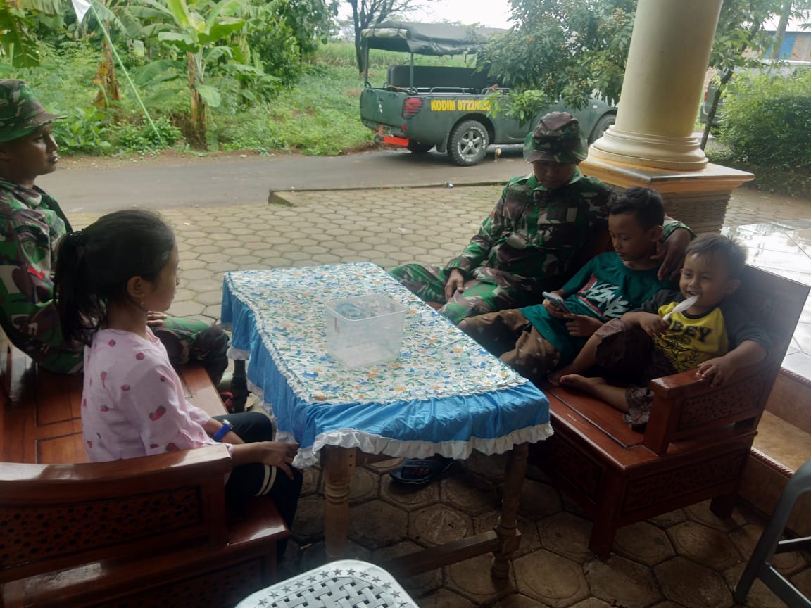 Keakraban Anak-anak Bersama Serdadu