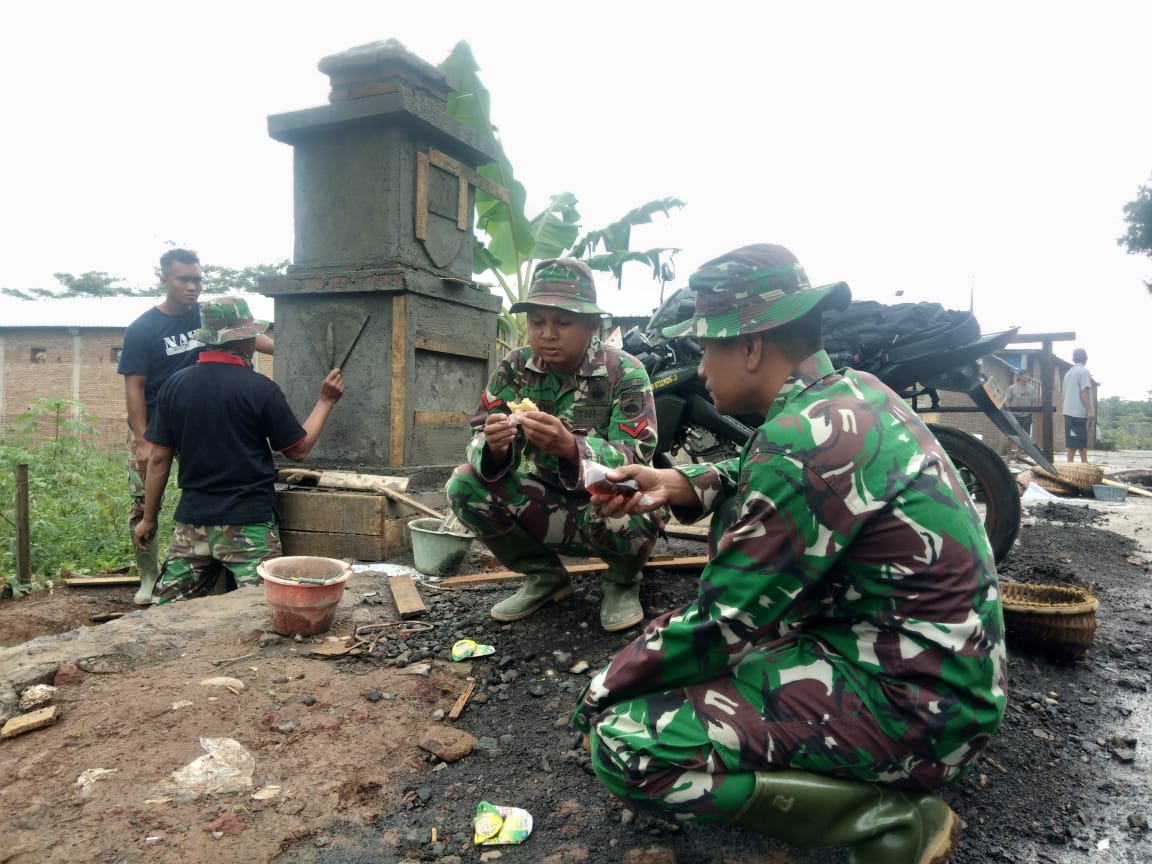 Rilex Sambil Menikmati Jajanan Dan Minuman Saat Jeda