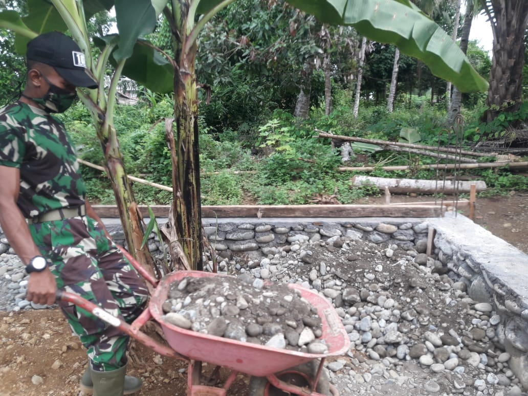 Satgas TMMD bersama Masyarakat Gotong Royong Timbun Pondasi Gereja Pantekosta