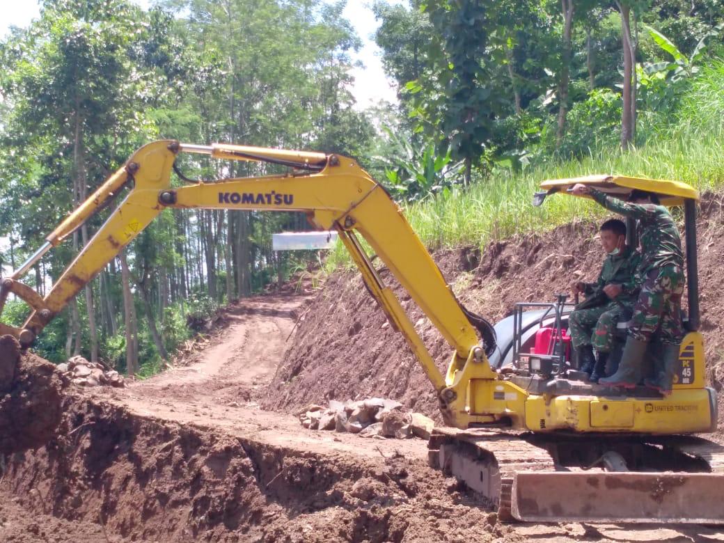 SERMA WIWIT TERNYATA MAHIR MENGOPERASIKAN ESKAVATOR