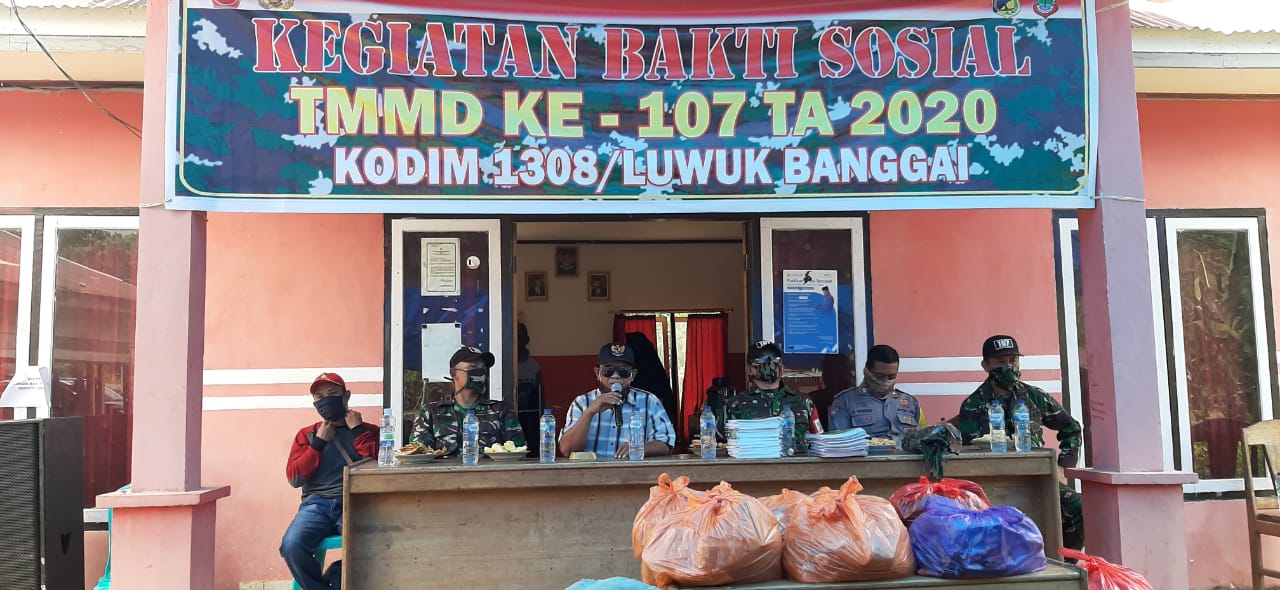Prihatin Dengan Suku Pedalaman, Dansatgas TMMD Bagikan Masker dan Sembako