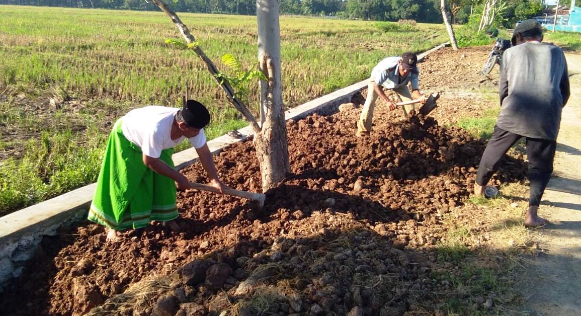 Syukur Berkah TMMD, Kades Hamka Ikut Rapikan Karya TMMD