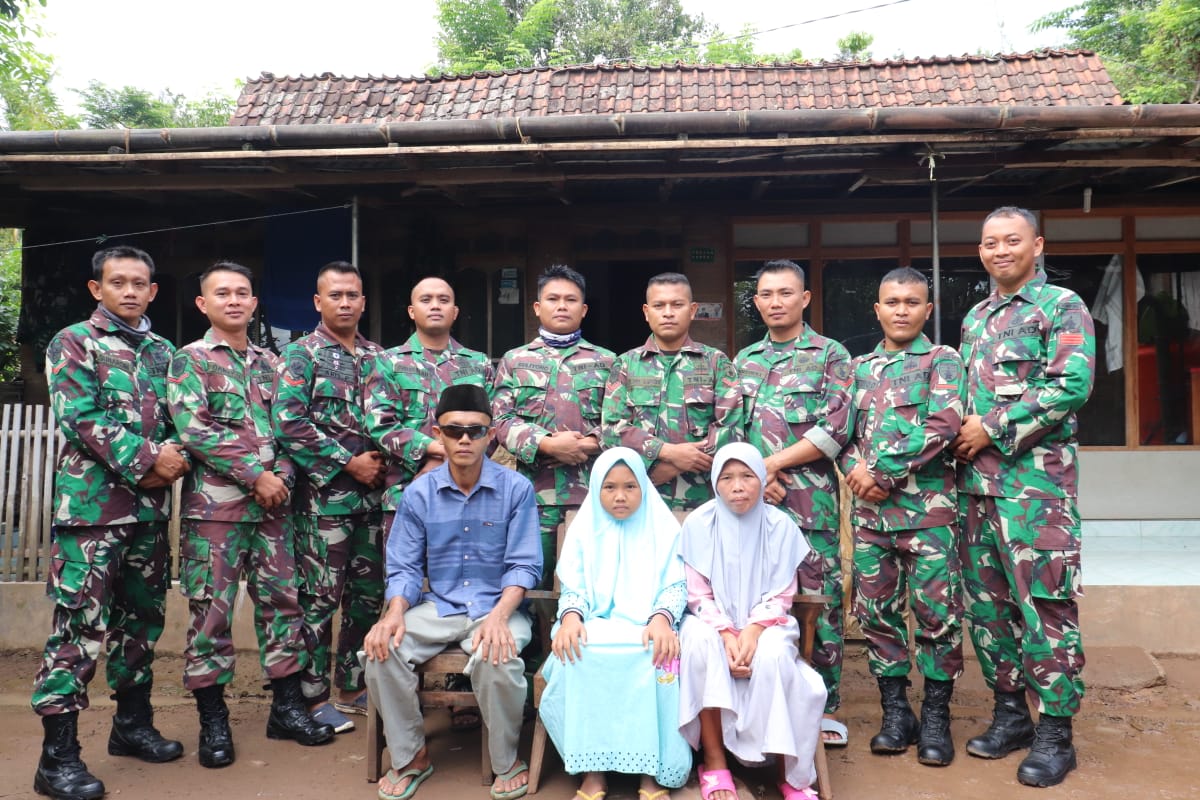 Warga dan Satgas Foto Bersama untuk Kenang-kenangan