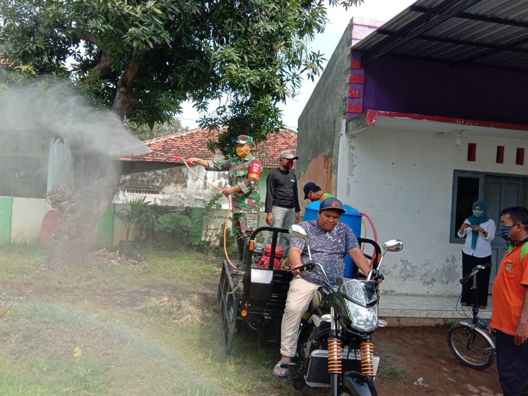 Satgas TMMD Mengawal Penyemprotan Disinfektan Tehadap Berkembangnya Covid-19