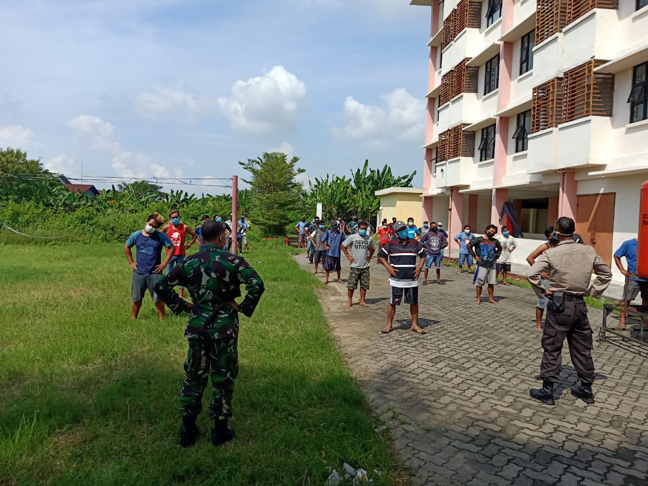Pasien Karantina ODP Covid-19 Diajak Senam Komando Oleh TNI-Polri