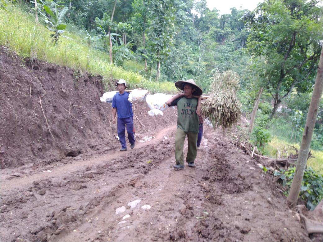 Warga Kini Ramai – Ramai Menikmati Jalan Baru Karya TMMD