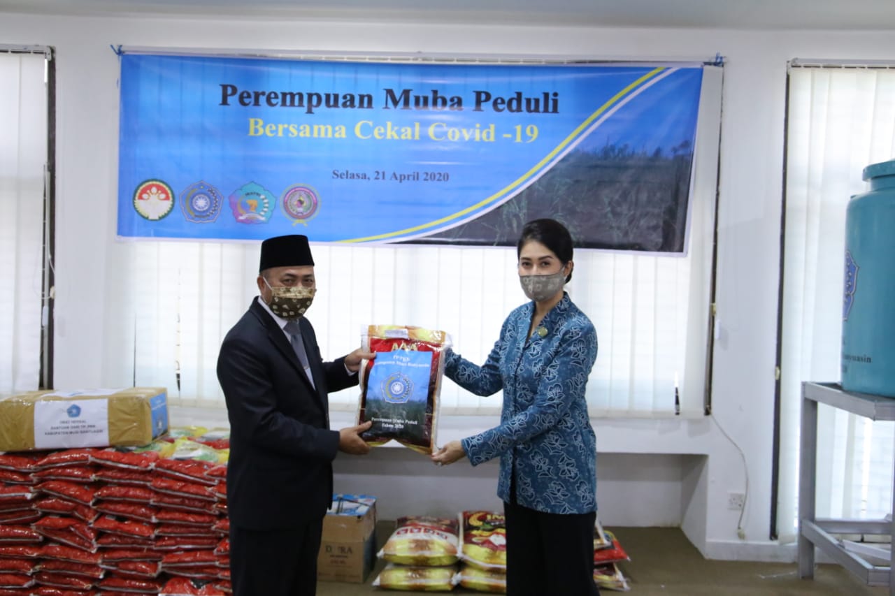 Thia Yufada : “Perempuan Muba Peduli” Serahkan Bantuan Untuk warga Terdampak Covid-19