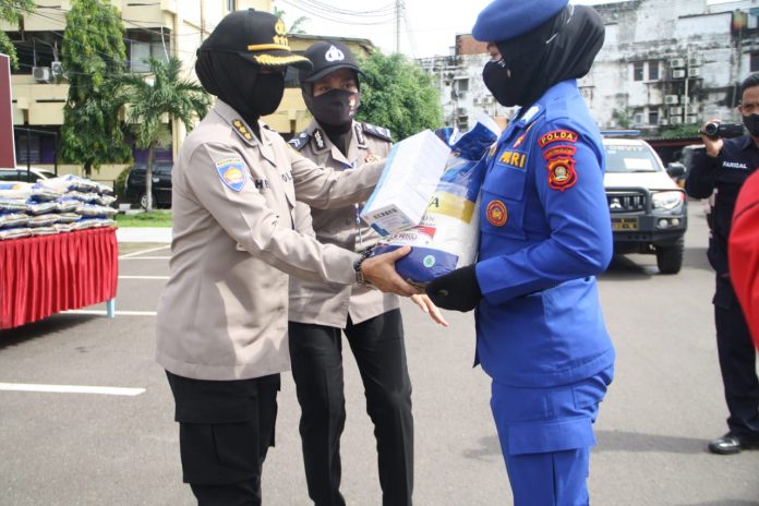 Peduli Dampak Covid-19, Polda Sumsel Distribusikan Beras dan Obat Herbal Pada Masyarakat