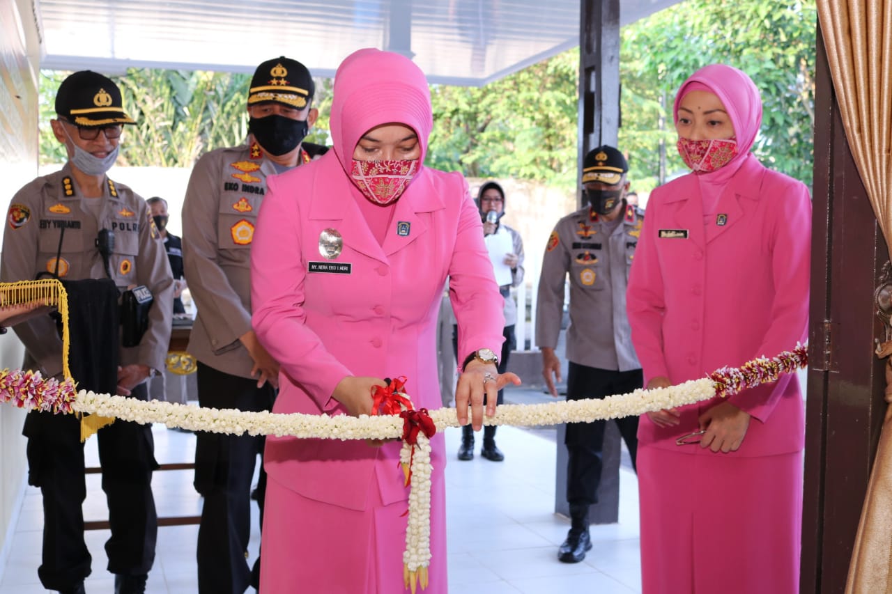 Kapolda Sumsel Bersama Ketua Bhayangkari Resmikan Mess Polwan Jeanne Mandagi