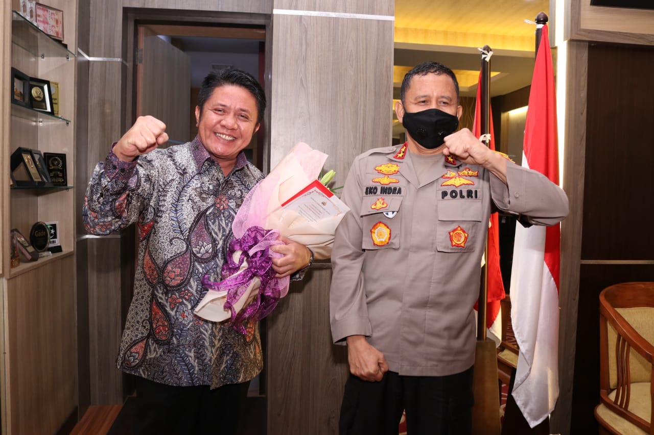Kapolda Sumsel Berikan Bouqet Bunga kepada Gubernur Sumsel