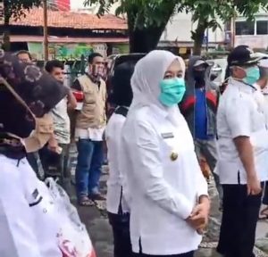 Puluhan-Marbot-Petugas-Keamanan-Masjid-Agung-dan-Warga-Terima-Bantuan-Sembako-dari-Wawako-Palembang-300x288
