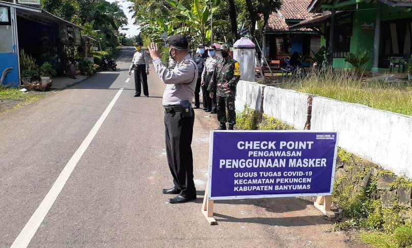 Sibuk TMMD, Sejumlah Anggota Kodim Banyumas Tetap Bantu “Operasi Masker”