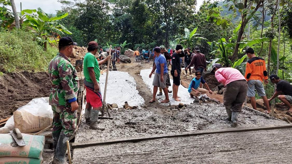 Mereka Terus Pertahankan Semangat Kerja di Lokasi TMMD