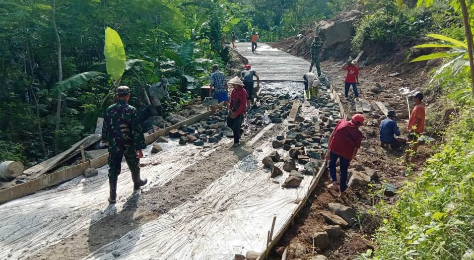 Pantang Menyerah Sebelum Pekerjaan TMMD Tuntas