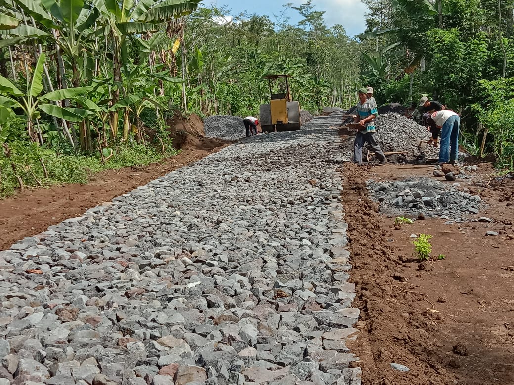 Alat Berat Lakukan Perkerasan Dasar Jalan Program TMMD ke 108 di Lumajang