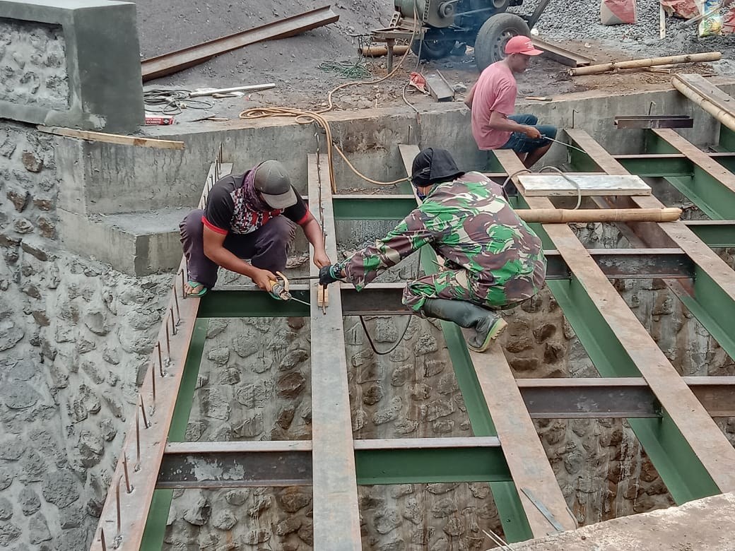 Kekompakan, TNI dan Warga Bangun Jembatan di Desa Pandansari