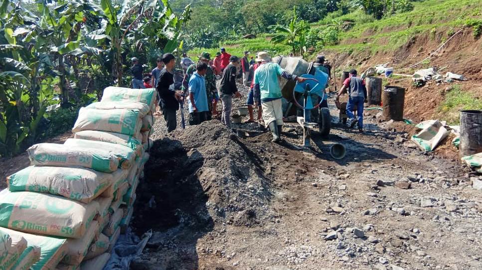 Bangun Jalan TMMD, Habiskan 50 Zak Semen Setiap Harinya