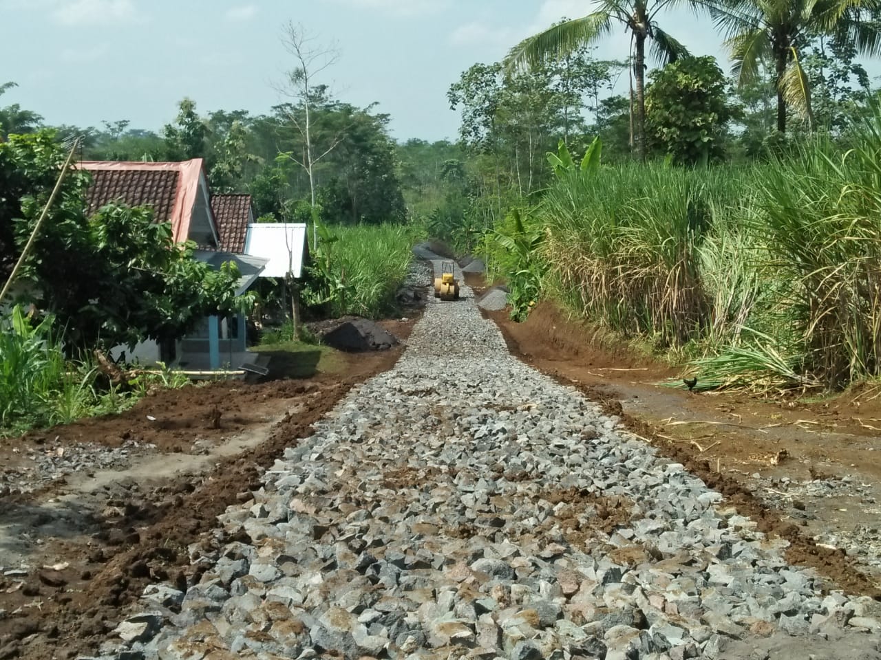 Perkerasan Jalan Program TMMD di Desa Pandansari Senduro Lumajang Terus Dikebut