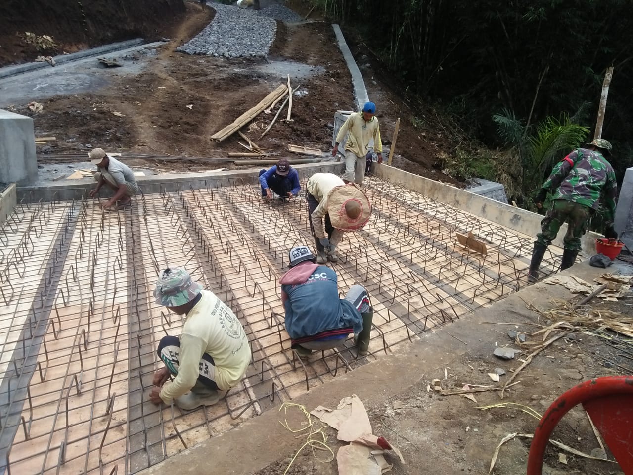 Kompak Bersama TNI, Warga Ikut Ngecor Jembatan TMMD