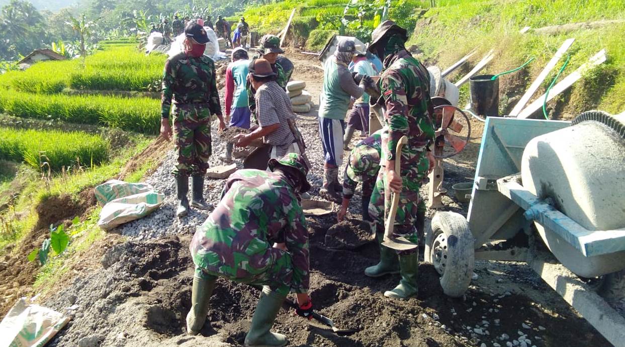 Sama Porsi Pekerjaan TNI dan Warga Saat Bangun Jalan TMMD