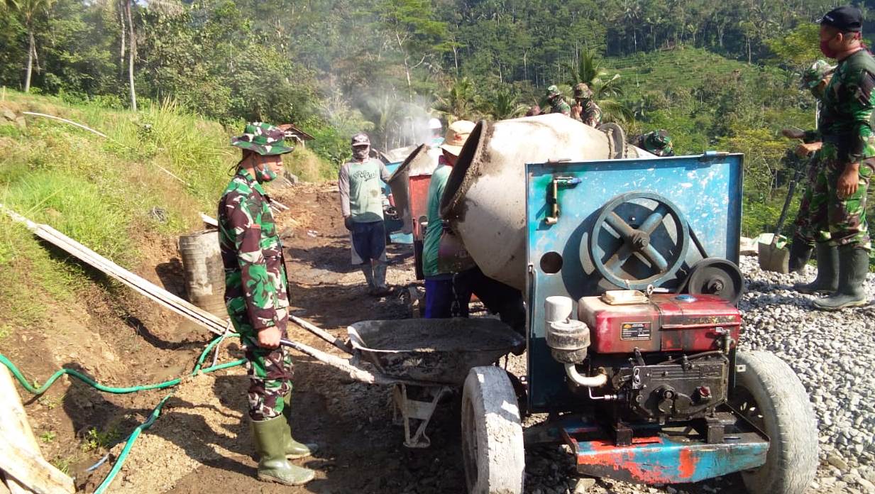 Asap Sejumlah Molen Kembali “Mengepul” Pengecoran Jalan Terus Dikebut